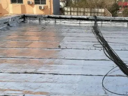 白沟县卫生间漏水维修公司分享下白沟县屋面楼顶防水刚性防水层施工要点。
